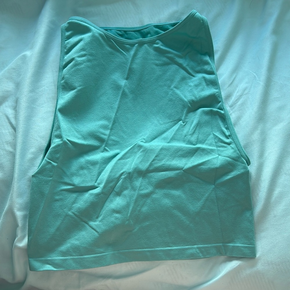 I’m trying to sell this activewear crop top. I got it from buckle.